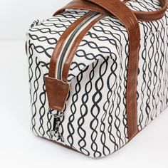 White Travel Bag With Zipper Closure For Daily Use, White Rectangular Travel Bag With Zipper, Casual Duffle Bag With Zipper Pocket For Weekend Trips, White Rectangular Weekender Bag With Zipper Closure, White Rectangular Weekender Bag With Zipper, Versatile Weekender Bag With Zipper Pocket, White Travel Bag For Weekend Trips With Zipper, Weekend Tote Duffle Bag With Zipper Pocket, Weekend Shoulder Bag With Zipper Pocket