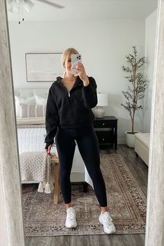 Sport Winter Outfit, Casual Winter Gym Sweatshirt, Fitness Mom Aesthetic, Going For A Walk Outfit, Outfit Ideas Sport, Winter Fitness Aesthetic, Cozy Fit Athleisure Hoodie For Sports, Simple Casual Outfits Comfy Style, Casual Oversized Hoodie For Workouts