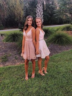 hoco !! Homecoming Pictures With Friends, Hoco Dresses Short, Pink Homecoming Dress, Short Prom, Knot Dress