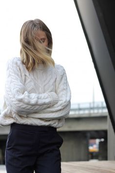 cozy winter Mode Monochrome, Aran Jumper, Sunday Outfit, Fashion Gone Rouge, Jumper Outfit, Sweater Trends, Minimal Chic, Outfit Winter