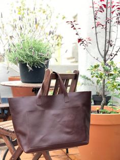 "This is a big bag!! Oversized dark brown leather bag, made with the highest quality veg tanned leather. Its clean, design and large size makes this beautiful bag a versatile bag for carrying lots of things. We made this size, slightly larger than the regular oversized, for people who need to carry lots of things in a very stylish bag :) Features: - Highest quality Full Grain Veg Tanned leather - Aprox Measures: 15.75-20.5 in wide (40-52 cm) (bottom and aprox top width) - easily fits a 17\" lapt Dark Brown Leather Bag, Brown Leather Tote Bag, Leather Weekender, Brown Leather Totes, Big Bag, Brown Leather Bag, Veg Tan Leather, Black Leather Tote, Black Leather Bags