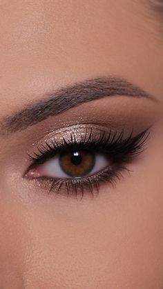 Glittery Eye Makeup Natural, Rose Gold Glam Makeup, Wine Dress Makeup, Glittery Eyeshadow Looks, Wine Eye Makeup, Glitter Eyeshadow Looks, Events Makeup, Rose Gold Eye Makeup, Glam Eye Makeup