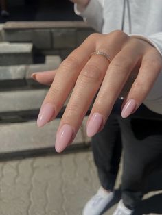 Almond Nails Y2k, Uñas Coquette, Pink Oval Nails, Almond Nails Pink, Oval Acrylic Nails, Pale Pink Nails, Soft Pink Nails, Nails Y2k, Casual Nails