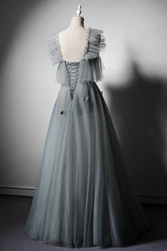 تول أخضر رمادي بدون أكتاف مقاس مخصص فستان طويل للحفلات الراقصة، فستان سهرة Fitted Gray Tulle Dress, Gray Prom Dress With Fitted Bodice, Gray Dress For Prom Season, Gray Sleeveless Ruffled Dress, Sleeveless Gray Dress With Ruffles, Gray Sleeveless Dress With Ruffles, Senior Prom Dress, Ruffle Prom Dress, Flora Dress