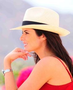 A comfortable Panama Hat, handmade in Cuenca, the worldwide famous Panama Hat town in Ecuador. This Panama Borsalino hat for Women is a top quality, casual and elegant hat. Each hat is individually blocked and trimmed to meet the highest quality standards. Borsalino Hat Woman, Cuban Hat, Panama Hat Women, Borsalino Hats, Panama Hat Men, Elegant Hat, Women Fedora, Poncho Pullover, Happy Hat