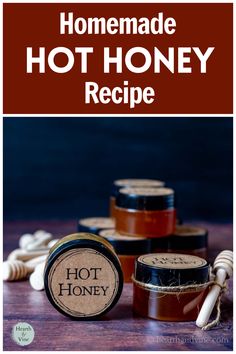 Small jars of hot honey and wooden honey sticks. Mulled Cider Spices, Homemade Hot Honey, Hot Honey Recipe, Hors Devours, Spicy Honey, Flavored Popcorn, Hot Honey, Vinaigrette Recipes, Recipes Appetizers And Snacks