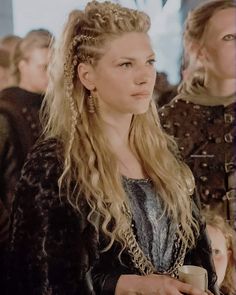 Large Curls, Viking Wedding, Viking Women, Viking Hair, Smink Inspiration, Mohawk Hairstyles, Viking Woman