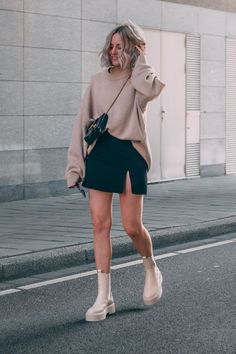 How To Style Beige Boots, Neutral Boots Outfit, Look Boots Beige, Chunky Boots And Dress Outfit, Tan Chunky Boots Outfit, Nude Chelsea Boots Outfit, Beige Chunky Boots Outfit, Botines Beige Outfit, Botas Beige Outfit