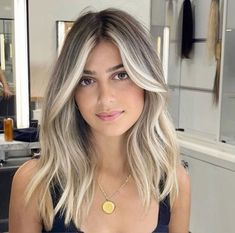 Balayage Hellblondes Jungfrau-Menschenhaar-Gesicht, das blonde Geldstücke schmelzende Wurzeln cremig blondes Ombré gewellt Lace Front Perücke umrahmt Unsere Premium-Linie von Perücken wird von Hand aus feinstem jungfräulichem Haar mit Kutikula angepasst. Jede Perücke ist handgenäht und von Hand auf unsichtbarer HD-High-Definition-Spitze gebunden. Jedes Haar wird sichtbar sein, das von deiner Kopfhaut wächst. Wir färben jede Perücke individuell mit den neuesten Balayage-, Ombre-, Babylicht- und S Balayage Light Blonde, Hair Face Framing, Money Pieces, Mid Length Blonde, Creamy Blonde, Balayage Blonde, Balayage Hair Blonde, Hair Color And Cut, Mid Length Hair