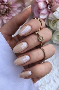 Sheena Outfits, Beige Chrome Nails, Champagne Chrome Nails, Tan Chrome Nails, Vanilla Chrome Nails, Nude Chrome Nails, Nude Chrome, Champagne Nails, Fingernail Art