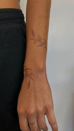 vine wrap tattoo | leaf | greenery | @andyoutattoo | #tattoo #tattooideas #tattooideasfemale #tattooideasformen Botanisches Tattoo, Small Pretty Tattoos, Petite Tattoos, Small Hand Tattoos