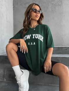 Summer Shorts And Tee Outfit, Down Shoulder Tshirt Women, Green Tee Shirt Outfit, Oversize Tops For Women, Long Tshirt Outfits Summer, Cute Baggy Summer Outfits, Dark Green Graphic Tee, Green T Shirt Outfit Women, Oversized T Outfit