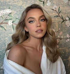 Wedding Eye Makeup, Guest Hair, Formal Makeup, Blonde Curly Hair, Makeup For Blondes, Sydney Sweeney, Wedding Hair And Makeup, Cute Makeup, Bridesmaid Hair