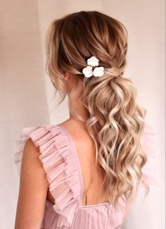 Bridal Hair Ponytail With Braid, Wedding Ponytail With Bangs, Brides Ponytail Hairstyles, Low Ponytail For Wedding, Wedding Hairstyles For Bride Ponytail, Updo Low Ponytail, Beach Wedding Hairstyles Bridesmaid, Bridal Updo Ponytail, Bridesmaids Hairstyles For Long Hair Ponytail