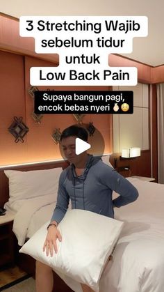 a man sitting on top of a bed next to a white pillow with the caption'3 stretching wajib sebelum tidur untuk low back pain '