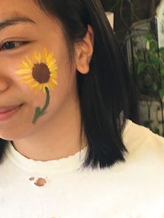 Face Painting Sunflower, Sunflower Face Paint, Fall Face Paint, Sunflower Makeup Ideas, Sun With Face Painting, Fall Face Painting Ideas, Sunflower Costume Makeup, Simple Face Painting Ideas, Goofy Grape