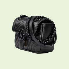 Le mini sac GG Marmont avec chaîne arbore une silhouette légèrement structurée et un rabat oversize orné du détail Double G. La bandoulière chaîne coulissante permet de porter le sac à l’épaule ou à la main. Confectionné en cuir matelassé à chevrons, cet accessoire est présenté avec des détails monochromes dans le cadre de la collection Gucci Love Parade. Cuir matelassé à chevrons noir Détail en laiton avec finition effet céramique céramique noire Double G Poche intérieure ouverte pour les plus Gg Marmont Mini Top Handle Bag, Gucci Mini Marmont, Gg Marmont Matelassé Mini Bag, Gucci Love Parade, Gucci Gg Marmont Mini, Love Parade, Gg Marmont Mini, Gucci Mini, Gucci Gg Marmont