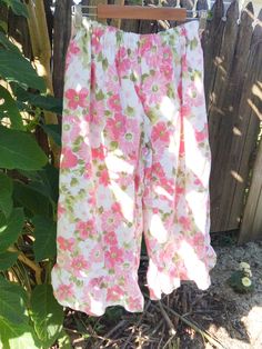 Prairie bloomers 🌸 Please check measurements as I cannot refund for incorrect fit or change of mind. Down on the Bayou bloomers. Beautiful blush  and pink roses on vintage cotton. Elastic waist. Ruffles. Minor age/rust marks as shown in picture. Unstretched waist, right around is 28 inches...71 cm Fully stretched waist, right around is 54 inches...137cm. Length 33 inches...84 cm. Shipping worldwide for over 15 years! Vintage Cotton Pants With Floral Print, Spring Daywear Bloomers With Elastic Waistband, Spring Cotton Bloomers With Floral Print, Spring Floral Print Cotton Bloomers, Vintage Floral Print Pants For Spring, Vintage Pink Wide-leg Bottoms, Vintage Pink Wide Leg Bottoms, Vintage Floral Print Summer Pants, Retro Pink Floral Print Bottoms