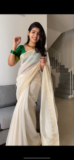 Kerala Look Saree, Onam Saree With Red Blouse, White Onam Saree, Onam Saree Styling, White Saree For Convocation, White Saree For Graduation, Convocation Outfit Graduation Indian, White Saree Wedding South Indian, Onam Saree Aesthetic