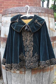 Costume Chevalier, Capes For Kids, Retro Pin Up, Paphos, Victorian Clothing, Antique Clothing, Outfit Trends