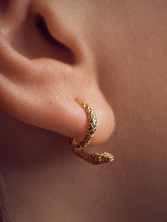 Enhance your everyday look with these stunning Salma Gold Snake ear jackets. This versatile piece can be worn on its own for a chic minimalist look, or stacked with other earrings for a more personalized style. Beautiful snake design Three levels of adjustment for a perfect fit Make a fashion statement with these unique ear jackets Add a touch of elegance to your outfit with these exquisite jewelry earrings. The Salma Gold Snake ear jackets are the perfect accessory to elevate any ensemble, whet Snake Ear Piercing, Ear Styling, Snake Ears, Faux Piercing, Grunge Jewelry, Beautiful Snakes, Ear Jacket Earring, Lobe Piercing, Snake Jewelry