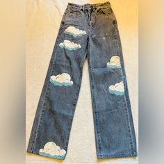 Super Cute Cloud Print, Medium Wash, Wide Leg, High Waisted, Jeans! Perfect For A Whimsical Touch To Your Wardrobe- A Cute Summer Beach Fit With A White Flowy Tank! Never Worn, Missing Tags. Size: Xs Painting Jeans Ideas, Thrifty Outfits, Homecoming Overalls, Painting Pants, Cloud Pants, Artsy Pants, Painted Denim Jeans, Painting Denim, Painting Jeans