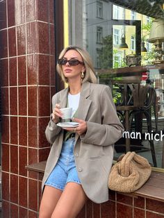 Beige Blazer Outfits Women Casual, Beige Blazer Outfits Women, Coffee Date Aesthetic, Blazer Outfits Women, Date Aesthetic, Ny Outfits, Instagram Coffee, Aesthetic Autumn, Beige Blazer