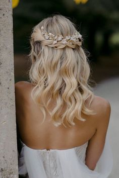 Wedding Hairstyles For Medium Hair, Floral Hair Pieces, Hairstyles For Medium Hair, Prom Updos, Bridesmaid Hair Short, Half Up Half Down Hair, Bridal Headpiece, Wedding Hairstyles For Long Hair