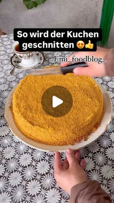 a person holding a cake on top of a plate with the words, so wird der kuchen geschhtten