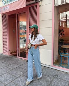 Birkenstock Boston Outfit, Surfergirl Style, Boston Outfits, Jeans Outfit Spring, Birkenstock Outfit, New York Outfits, Skandinavian Fashion, Europe Outfits, Mode Casual