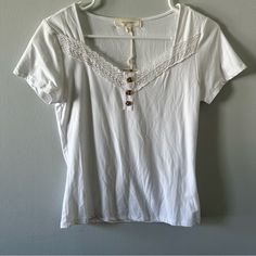 White Tee With Vintage 90’s Style Nwt Size M Vintage White V-neck Top, 90s Short Sleeve Spring Tops, 90s Short Sleeve Tops For Spring, 90s Style Short Sleeve Tops For Spring, 90s Style Cotton Tops For Everyday, White Tee, 90s Fashion, Color White, Womens Sizes