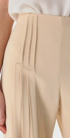 Detail Couture, Trend Council, Fashion Design Inspiration, Beige Pants, Clothing Details, Zac Posen, Mode Inspiration, Fashion Details, London Fashion Week