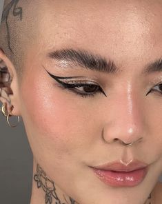 Subtle Punk Makeup, Colored Eyeliner Ideas, Techno Makeup Rave, Graphic Liner Black, Techno Makeup, Tattoo Eyeliner, Punk Makeup