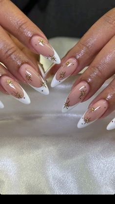 Bow French Tip Nails Almond, Classy White And Gold Nails, Nail Inspo 2024 French Tips, White And Gold Nails Round, Almond White Nails With Designs, Simple French Tip Almond Nails, White And Gold Tip Nails, Christmas Nails Almond White, White Gold French Nails