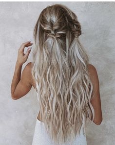 Cute Braided Hairstyles Half Up, Boho Bridesmaids Hairstyles, Twisted Hair Updo, Boho Concert Hair, Boho Down Hairstyles, Halo Extension Hairstyles, Messy Boho Hairstyles, Bridal Hair For Humid Weather, Boho Hair Down Wedding