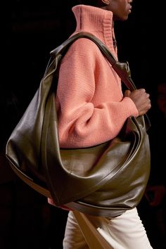 Bottega Veneta Fall 2024 Ready-to-Wear https://www.vogue.com/fashion-shows/fall-2024-ready-to-wear/bottega-veneta/slideshow/detail#100 Fall Bags, Oversized Clutch, Milan Fashion Weeks, Bag Trends, Big Bags, Best Bags, Fall 2024, New Bag, Bottega Veneta