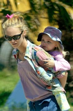 Johnny Depp Family, Johnny Depp Wife, Vanessa Paradis Johnny Depp, John Depp, Famous Moms, Model Street Style, All Grown Up