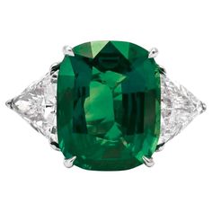 Substantial 6.11ct size natural emerald - High quality! - GIA certified - Fantastic vivid green color! - Eye clean - Very well cut cushion. Lively brilliance! Green Emerald Ring, Platinum Diamond Rings, Emerald Diamond Ring, Jewels Rings, Family Jewellery, Cushion Diamond, Rich Green, Modern Ring, Colored Gems