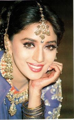 Madhuri Dixit In 90s, Actress Makeup, Old Bollywood Actress, Wallpaper For Android, Indian Jewellery Design Earrings, Bollywood Wedding