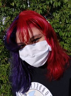 Cabello de dos colores a la mitad, rojo y morado fantasía. Half Red Half Purple Hair Split, Red And Purple Split Dye, Hair 2022, Purple Dye, Dyed Red Hair