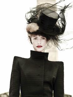 ZsaZsa Bellagio amazing hat; amazing squared shoulders. Carole Middleton, Veiled Hats, 인물 사진, Mode Vintage, Mad Hatter, Top Hat, Headdress