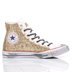 Converse All Star Glitter Gold, a women's sneaker with an all-new, distinctive look. Covered in gold glitter on both sides and finished with studs between the eyelets and finally a vintage stain for an aged effect, so that your feet sparkle with every step. The Converse All Star Glitter Gold will come with black rope laces in addition to its original white ones. For even more comfort, we offer you our heel lift insole which, in addition to comfort, gives you a few extra centimetres and an i Converse Customized, Converse Glitter, Customized Sneakers, Black Rope, Glitter Gold, Sneaker Wedge, Converse All Star, Custom Shoes, Online Bags