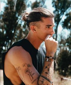 Man Bun Haircut, Man Bun Undercut, Jay Alvarrez, Relaxed Hairstyles, Man Bun Hairstyles, Undercut Styles, Gents Hair Style, Mens Hairstyles Thick Hair, Men Haircut Styles