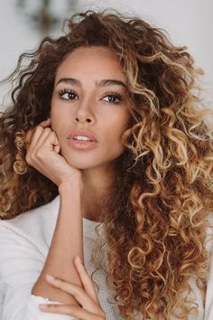 Curly Color, Dyed Curly Hair, Highlights Curly Hair, Barn Pictures, Natural Curls Hairstyles, Women's Outfits, Pretty Faces