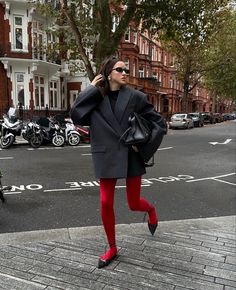 Red Tights Outfit, Stile Kylie Jenner, Red Tights, Sock Outfits, Tights Outfit, Red Outfit