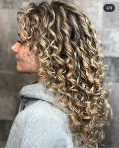 Summer 2023 Hairstyles, Hair Spring 2023, Curly Highlights, Hair Foils, Hair Spring, Curly Hair Inspo, Highlights Curly, Natural Curly Hair Cuts