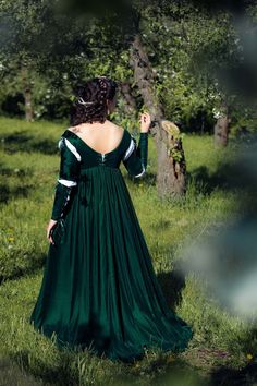 Green Velvet Renaissance Gown, Venetian 1490 Renaissance Dress, Luxurious Velvet Borgia Outfit - Etsy Green Historical Costume Dress, Historical Medieval Dress For Fancy Dress, Green Victorian Dress With Historical Design, Green Dress With Historical Design, Historical Medieval Wedding Dress With Long Sleeves, 16th Century Dress, Romeo Und Julia, Century Dress, Fairytale Dress