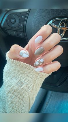 Monochromatic Fall Nails, Cottage Core Nail Designs, Neutral Nail Designs Fall, Fall Neutral Nail Designs, Easy Gel Nails Ideas, Fall Short Almond Nails Ideas, Fall Thanksgiving Nails Short, Subtle Nail Ideas, Christian Nail Ideas