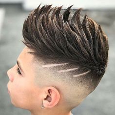 35 Lindo Niño Pequeño Cortes De Pelo Cool Kids Haircuts, Boys Fade Haircut, Mohawk Haircut, Cool Boys Haircuts, Spiky Hair, Modern Haircuts, Haircut Designs, Kids Hair Cuts, Corte De Cabelo Masculino