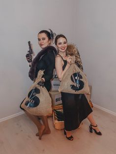 Mafia Party Aesthetic, Bonnie Et Clyde, Mafia Theme Party, Gangster Halloween Costumes, Roaring 20s Birthday Party, Roaring 20s Birthday, Mafia Party, Gangster Party, Hollywood Birthday Parties